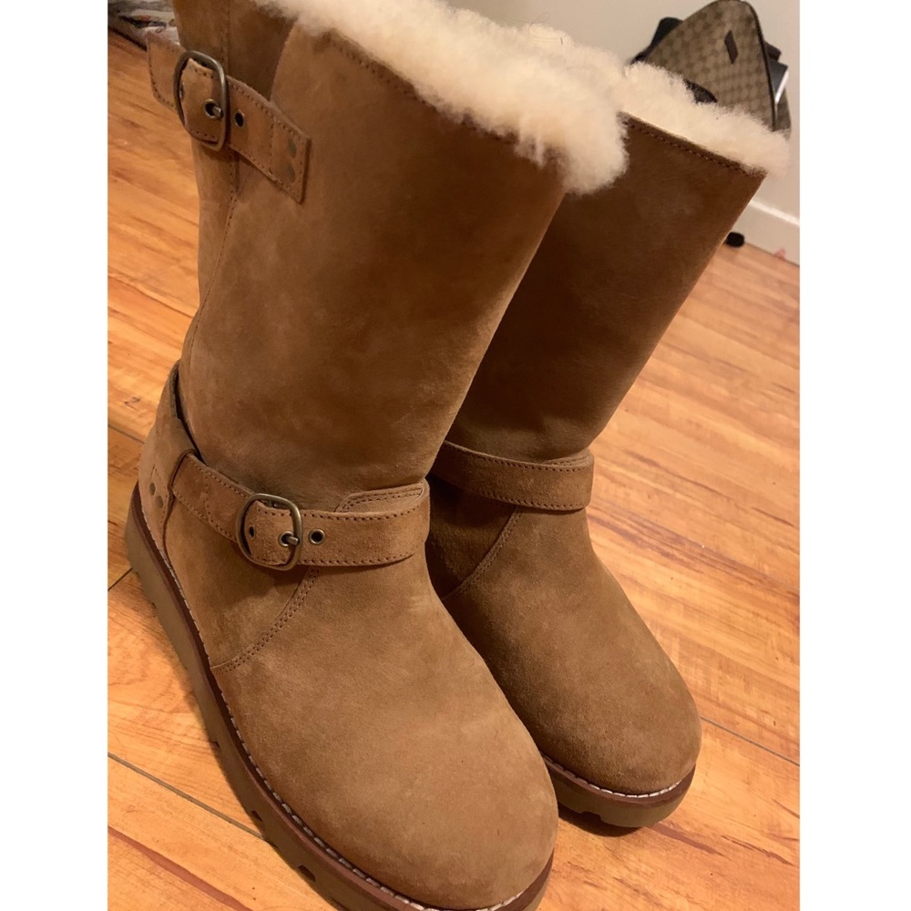 8/10 Uggs, worn a few times - no box